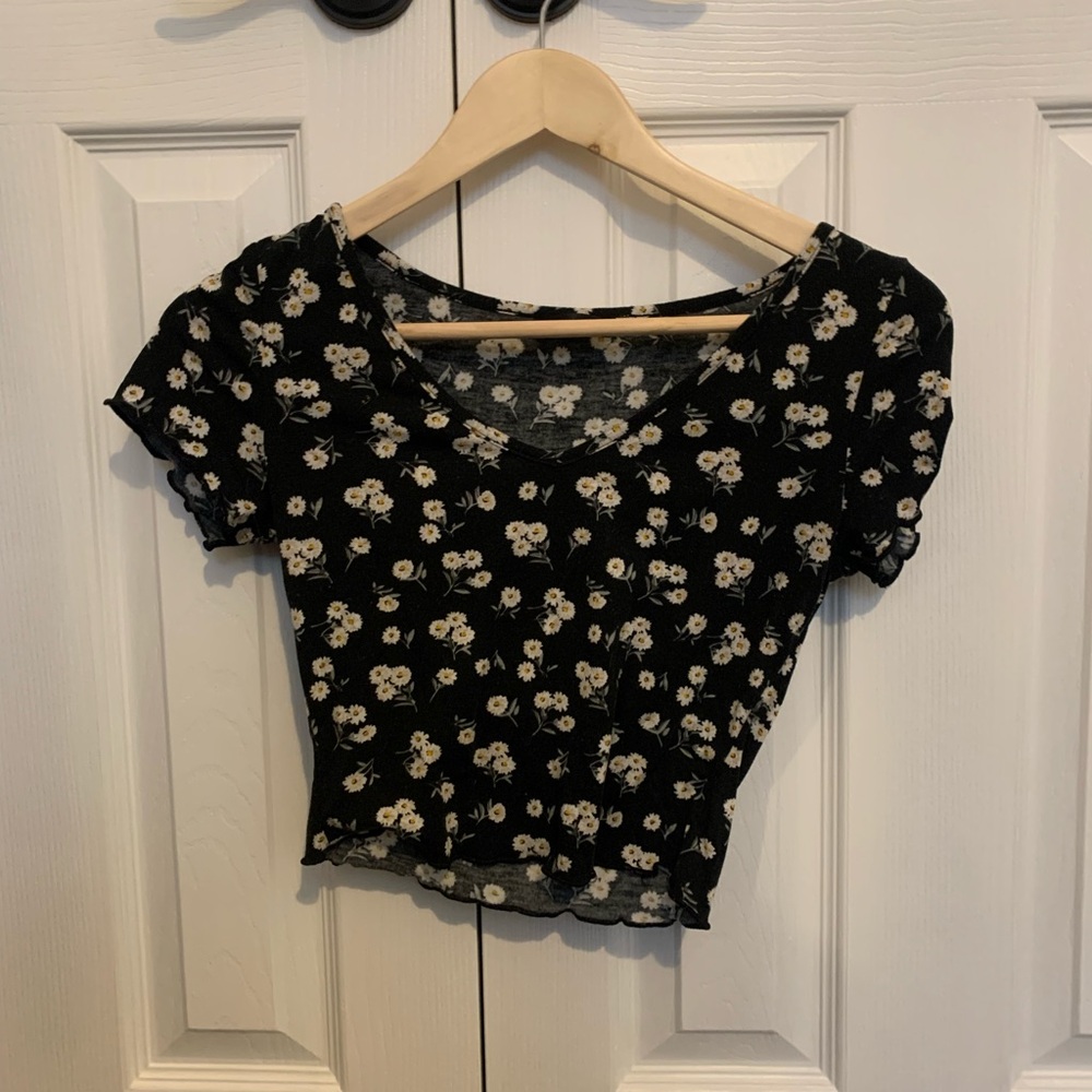 Daisy v-neck tee